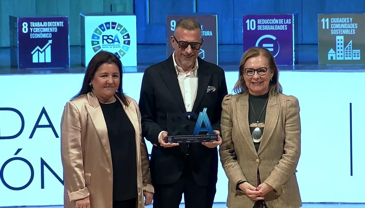 Raúl Benito, presidente de Eboca Vending Labs, con la presidenta de Cepyme Aragón, María Jesús Lorente, y la directora del INAEM, Ana López.