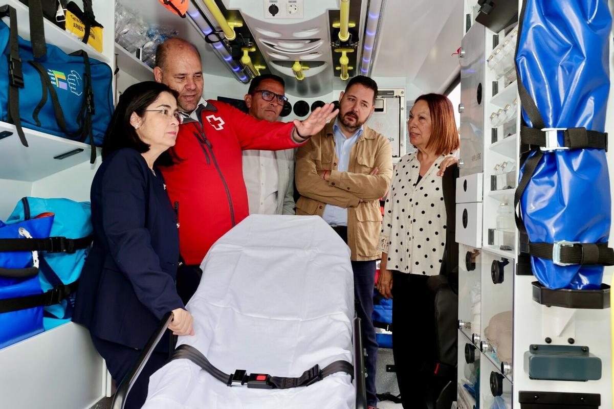 Darias, Díaz, íñiguez y Vargas visitan una de las nuevas ambulancias
