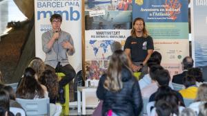 Los regatistas Carlos Manera, izda., y Fede Norman conversan con alumnos de secundaria durante la clausura del programa educativo 22 días en 22 pies, aventura en solitario enel Atlántico 2023.