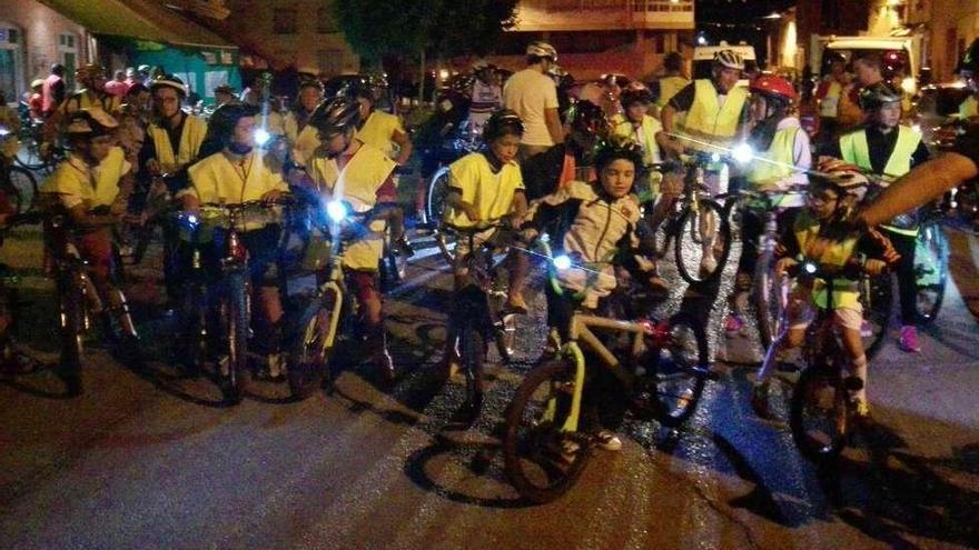 Participantes antes de comenzar la marcha cicloturista nocturna.