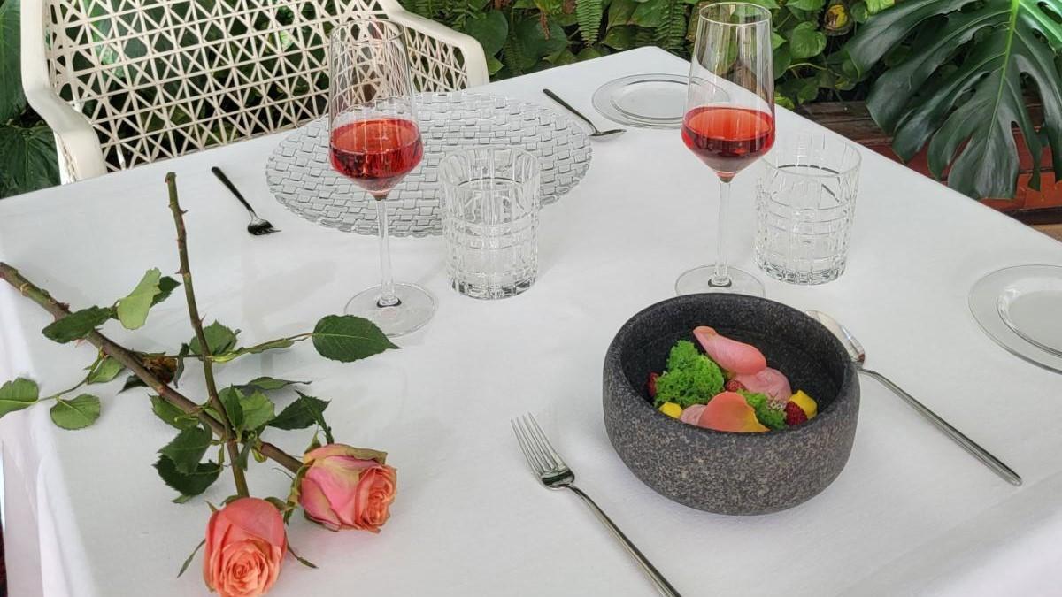 Todo a punto para San Valentín en una de las mesas de La Terraza del Claris.