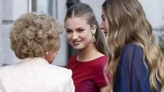 La princesa Leonor, protagonista de los Premios Princesa de Asturias 2026: vestido frambuesa de Hannibal Laguna, tacón mínimo y pendientes históricos