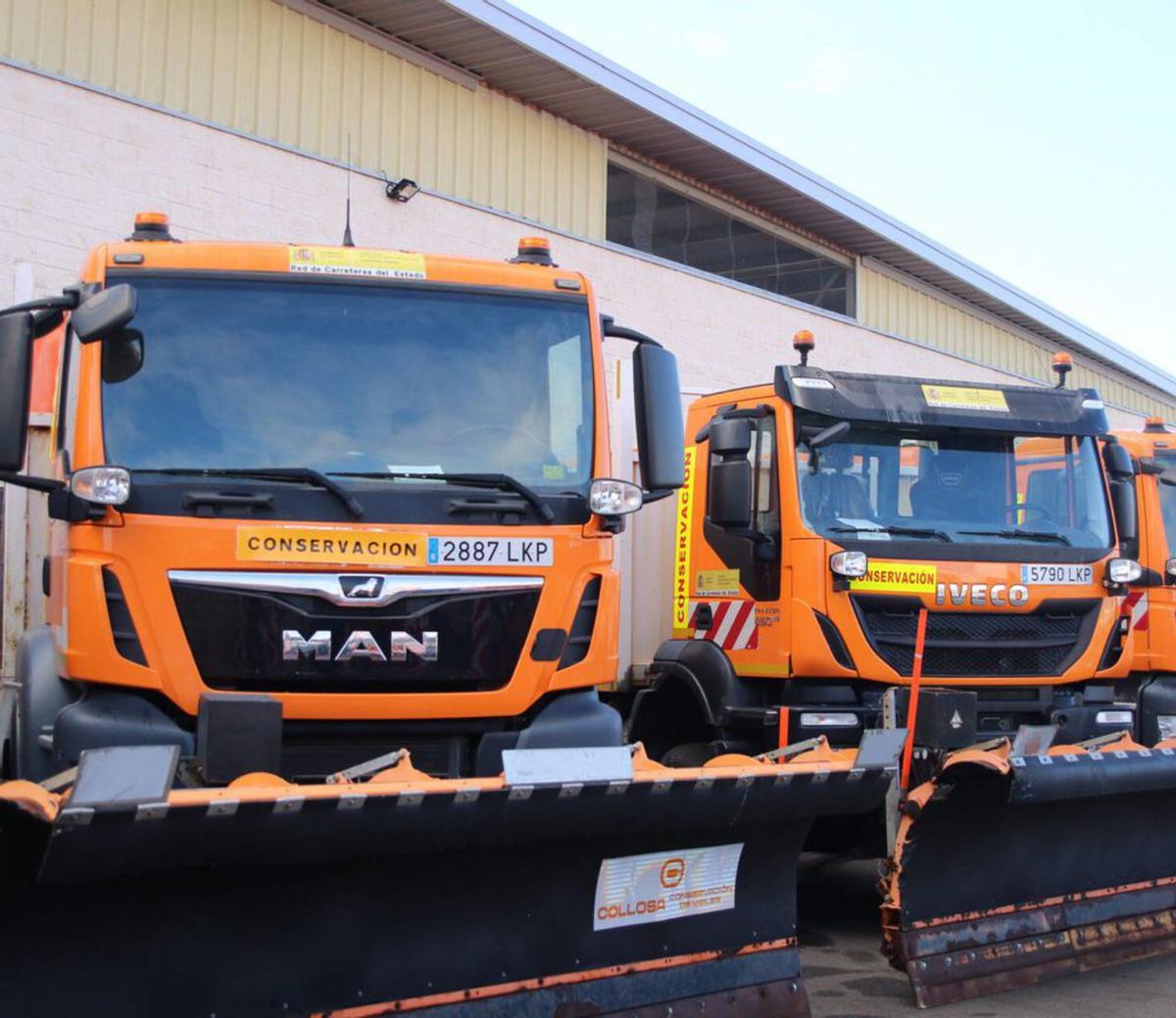 Maquinas quitanieves en el Centro de Conservación de Carreteras. | VÍCTOR GARRIDO