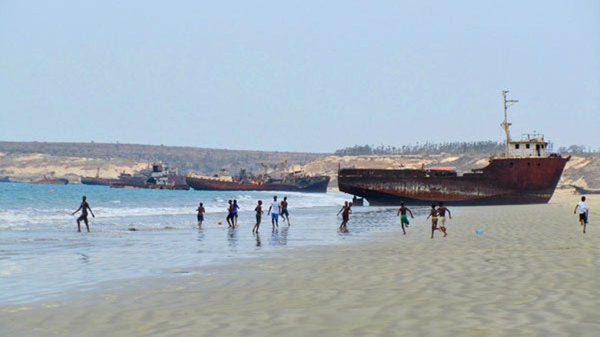 Playa de Santiago, que hace las veces de cementerio de barcos.
