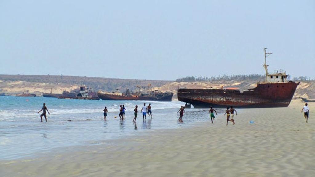 Playa de Santiago, que hace las veces de cementerio de barcos.
