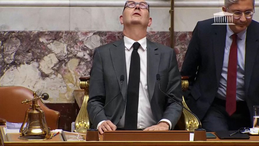 Goteras en la Asamblea Nacional de Francia interrumpen la sesión tras el discurso del primer ministro: &quot;¿Se han dado cuenta de que está lloviendo?&quot;