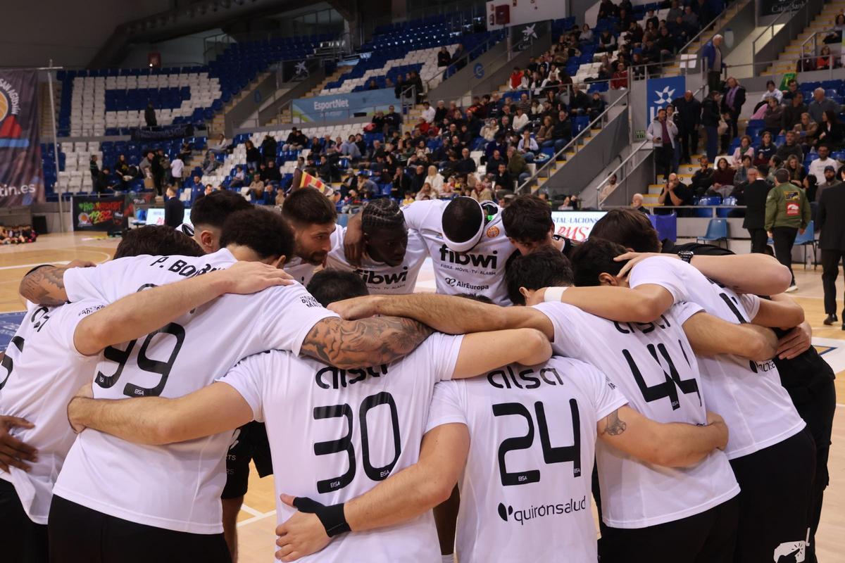 Els jugadors del Fibwi, abans d'un partit a Son Moix.