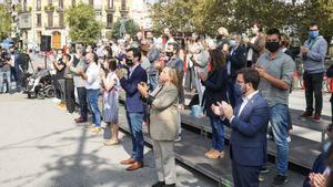 Partidos y entidades soberanistas conmemoran el 1-O en Barcelona, frente al Instituto Pau Claris.