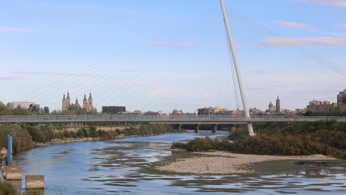 Imagen del río Ebro a su paso por Zaragoza el pasado mayo, cuando la comunidad sufrió una pertinaz sequía.