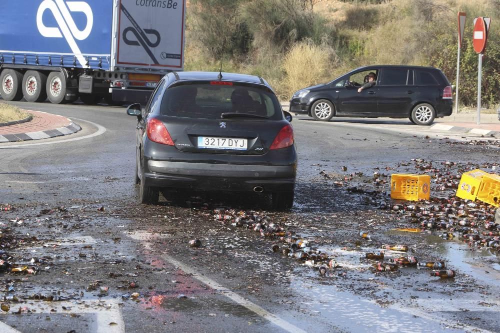 Un camión cargado de botellines de cerveza pierde su mercancía en Xàtiva