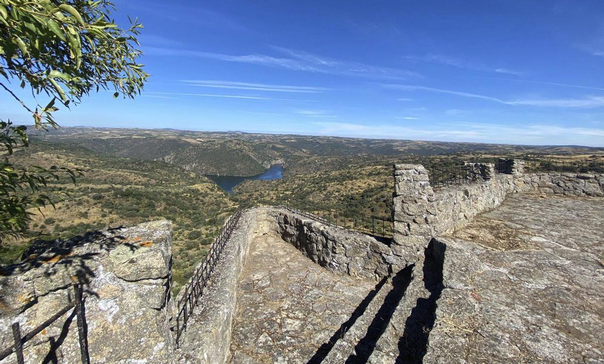 Mirador del Castillo de Fermoselle que ofrece una de las mejores panorámicas a los Arribes. | CEDIDA
