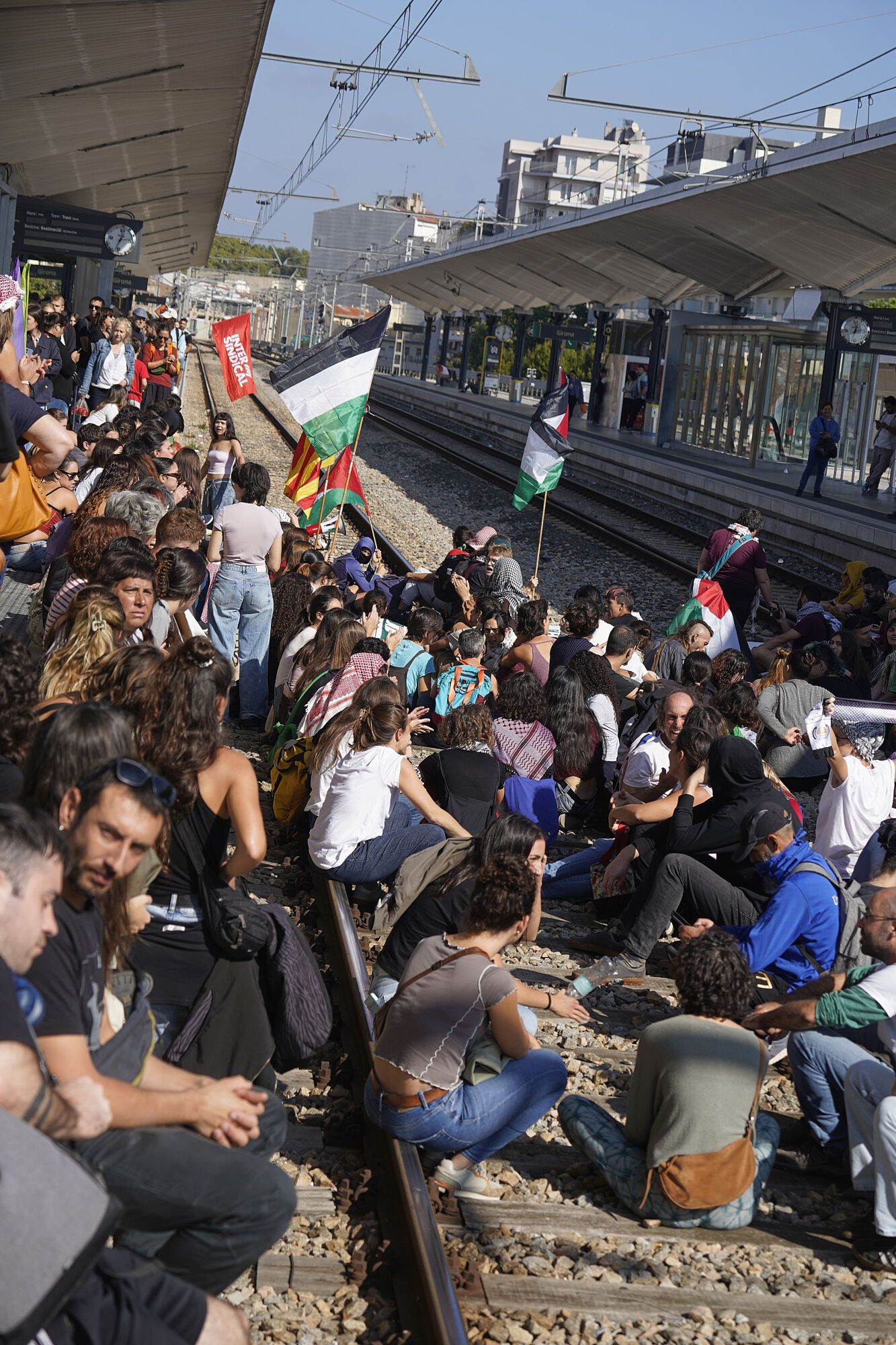 Girona estació tren convencional vies tallades manifestació propalestina intersindical