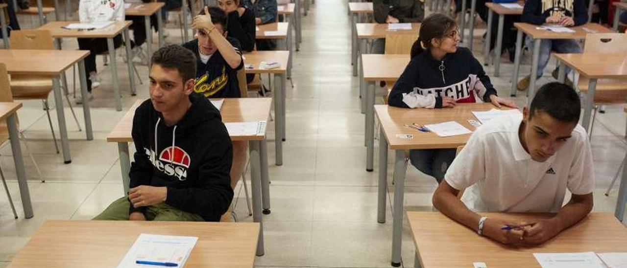 Estudiantes durante la celebración de la prueba de acceso ABAU en el campus. // Brais Lorenzo