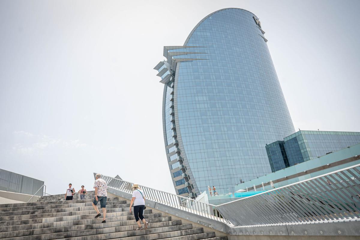 Vista del hotel vela o W de Barcelona, desde la nueva bocana del puerto.