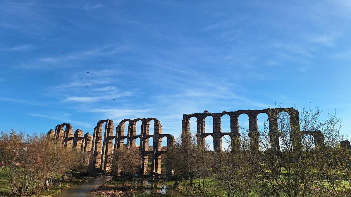 Archivo - Acueducto de los Milagros de Mérida con cielo despejado