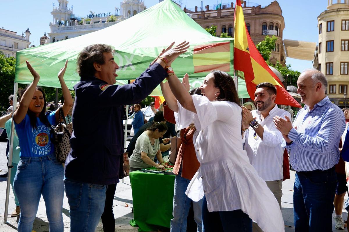 Badanelli baila con el número 2 de la lista, Juan José Coca, este viernes en Las Tendillas.