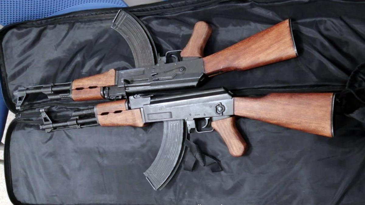 Els dos fusells kalàixnikov inutilitzats que els Mossos d'Esquadra han trobat al maleter del cotxe a Garrigàs