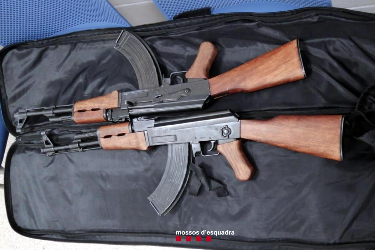 Els dos fusells kalàixnikov inutilitzats que els Mossos d'Esquadra han trobat al maleter del cotxe a Garrigàs