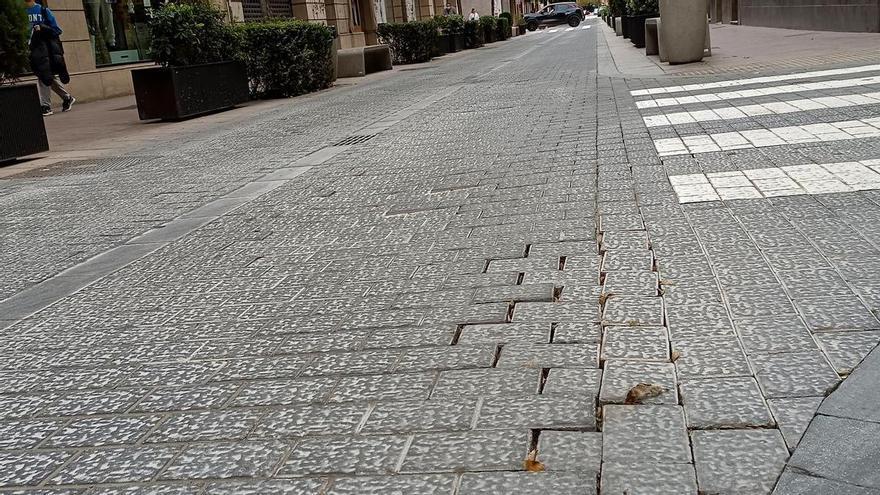 La reparación de baches en el centro de Alzira se aplaza hasta el verano