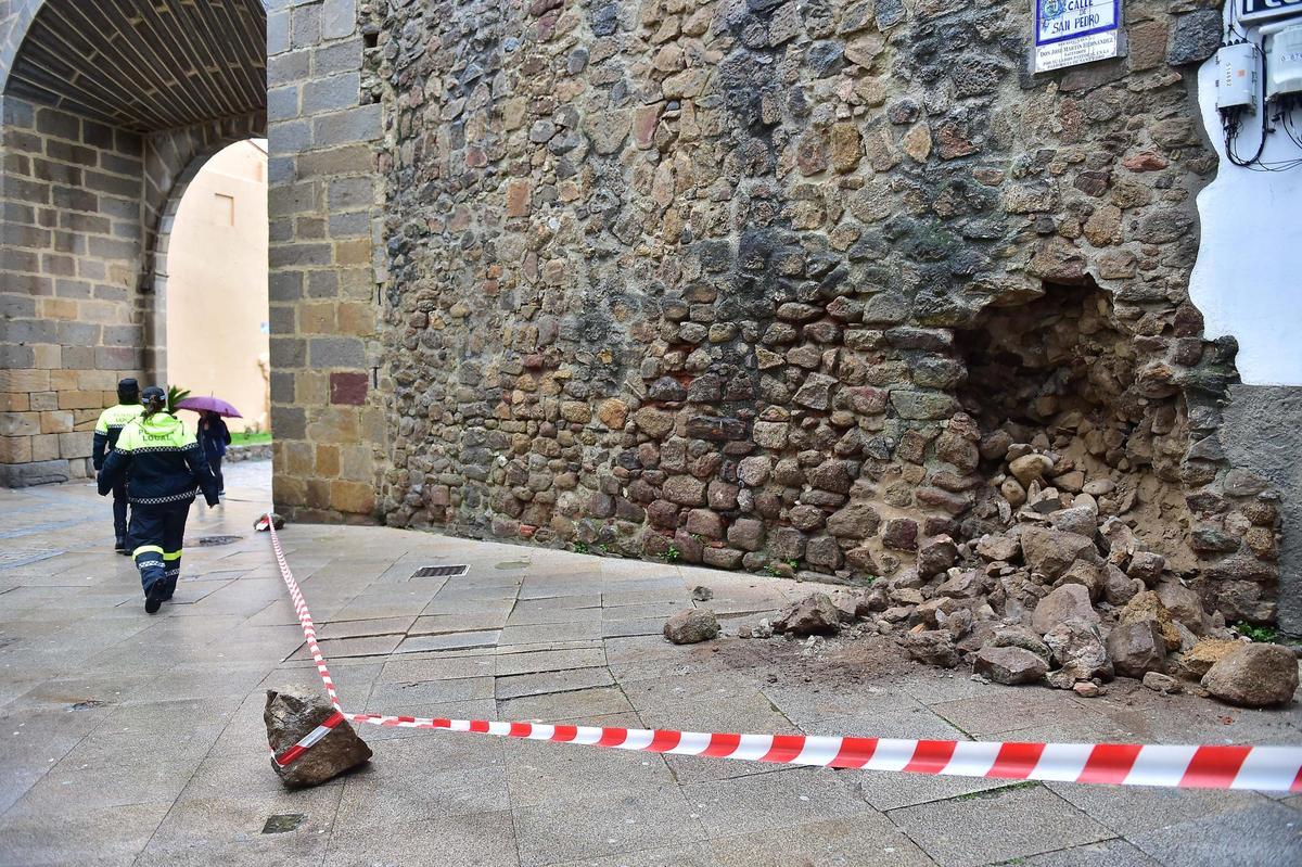 Fotogalería | Derrumbe de parte de la muralla de la puerta del Sol de Plasencia Fotogalería | Derrumbe de parte de la muralla de la puerta del Sol de Plasencia
