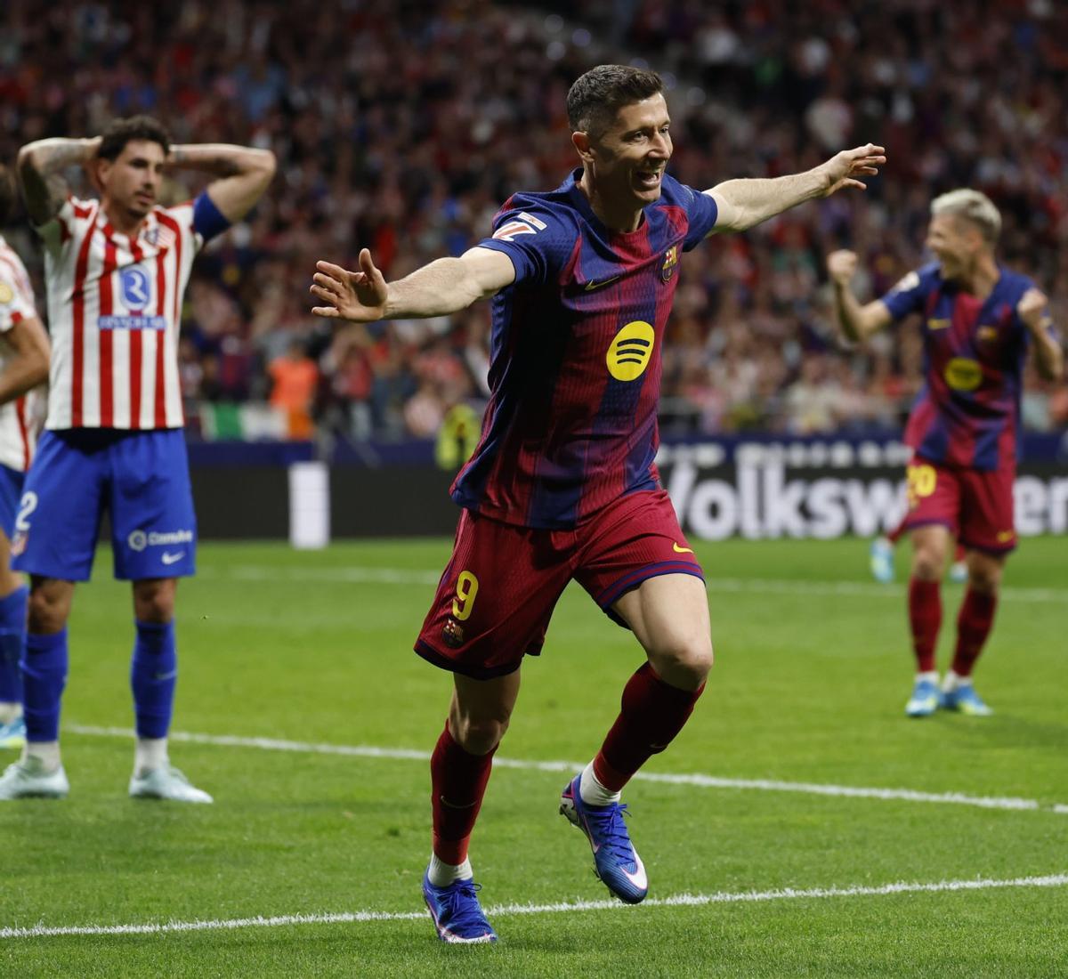 Lewandowski corre a celebrar el gol de la victòria davant la frustració de Giménez i l’alegria d’Olmo.