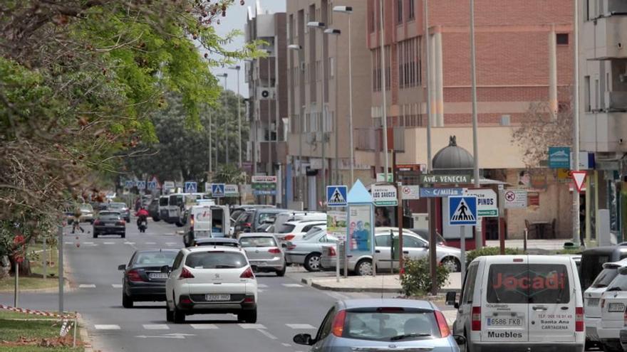 Quejas en el residencial de Santa Ana por la circulación de vehículos en zonas peatonales