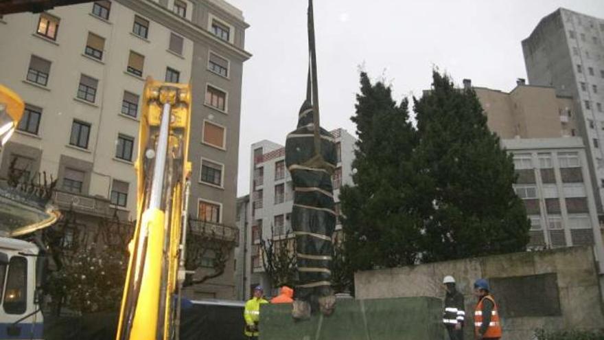 Retirada de la estatua de Millán Astray, en enero de 2010. / eduardo vicente