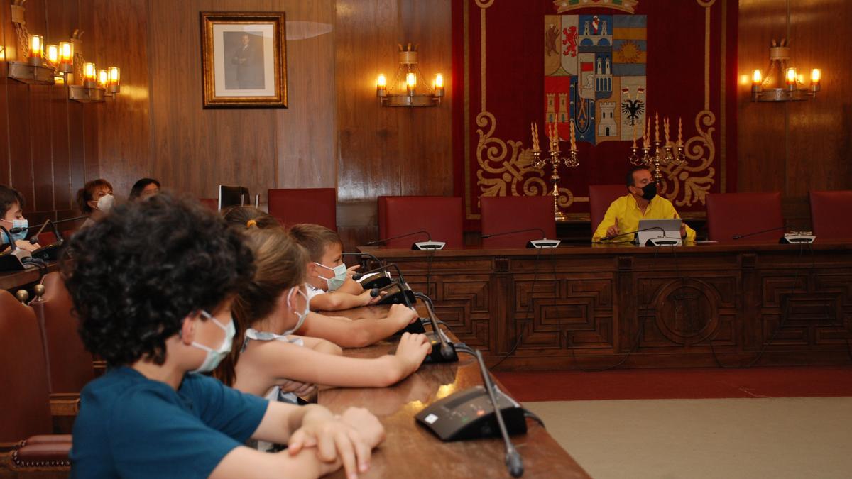 Los alumnos de Primaria del Corazón de María, en el Salón de Plenos de la Diputación