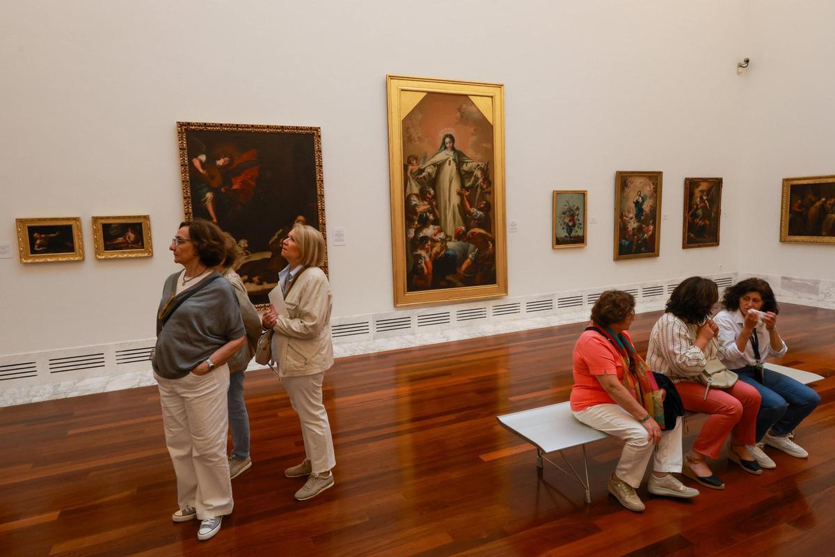 Visitantes en el Museo de Bellas Artes de València.