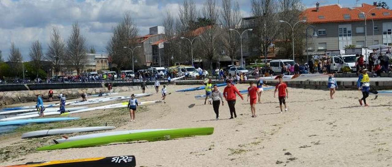 La prueba de kayak de mar no llegó a disputarse ayer en Cambados. // Noé Parga