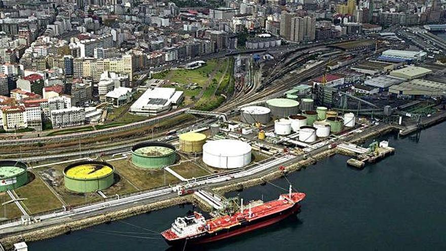 Muelle petrolero de San Diego, uno de los que el plan general prevé que sea urbanizado tras el abandono de la actividad portuaria en sus terrenos.