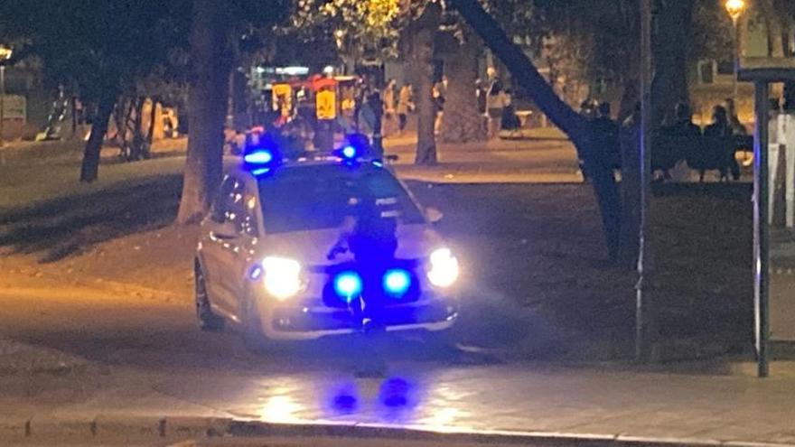 Un vehículo policial el fin de semana pasado en El Carbayedo.