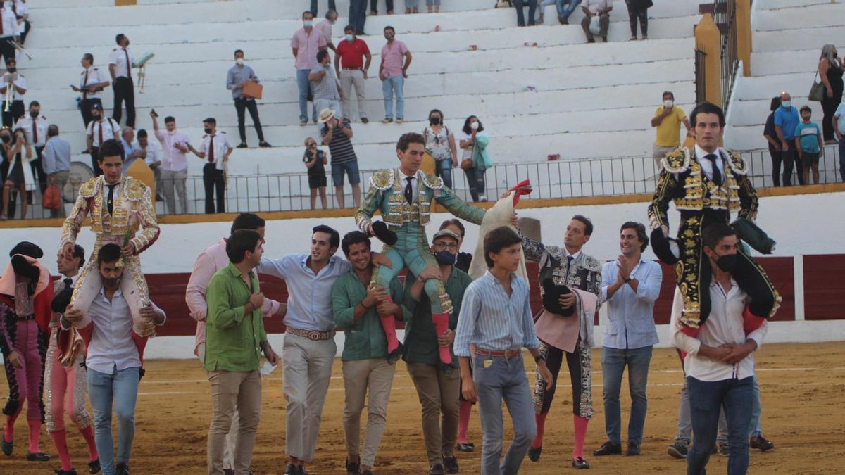 José Garrido, Ginés Marín y Juanito salieron por la Puerta Grande tras dar una gran tarde de toros.