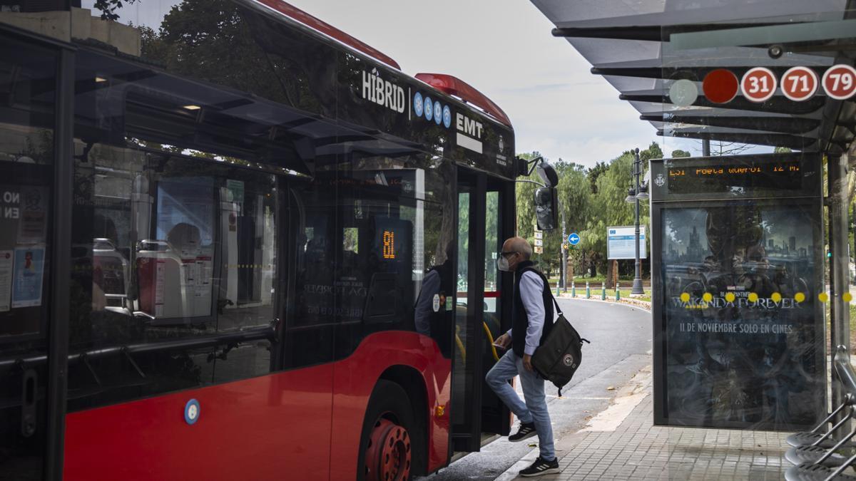 Un viajero sube a uno de los autobuses de Valencia.