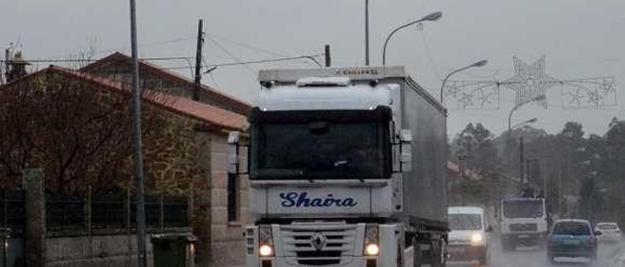 Dos camiones circulando ayer por un vial provincial de O Salnés.N.P.