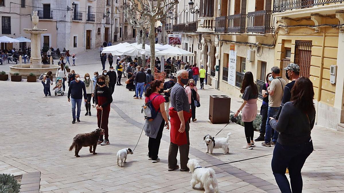 La plaça Major de Bocairent, plena de gent, en una imatge d’ahir, Dilluns de Pasqua. | PERALES IBORRA