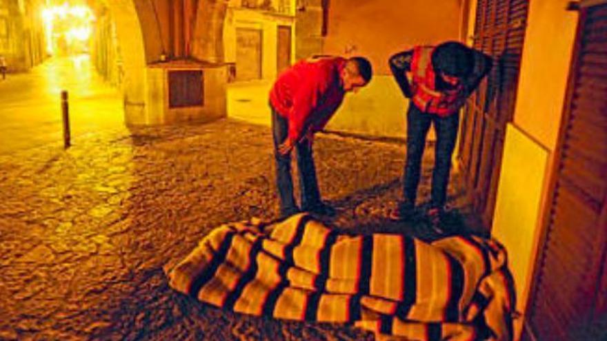 Trotz des großen Reichtums der Insel müssen viele Menschen auf der Straße schlafen.