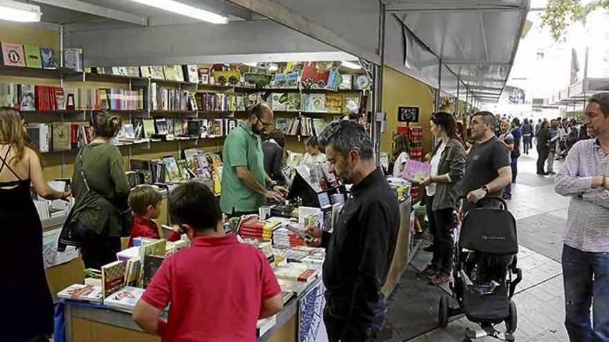 La gente sale a pasear por la Fira del Llibre, ayer, por la tarde, después de la lluvia.