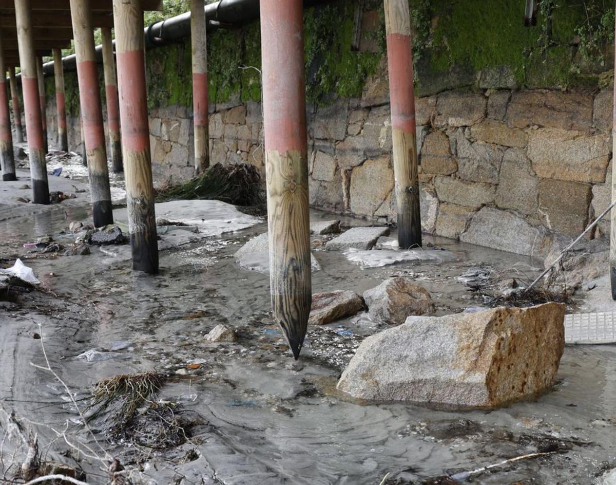 La pasarela de madera junto a la playa de A Ladeira, precintada por los hundimientos. |   // RICARDO GROBAS