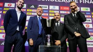 Los azulgranas Satoransky, Jasikevicius (izquierda) y los madridistas Mateo y Musa posan con el trofeo de la Euroliga, en la previa de la semifinal