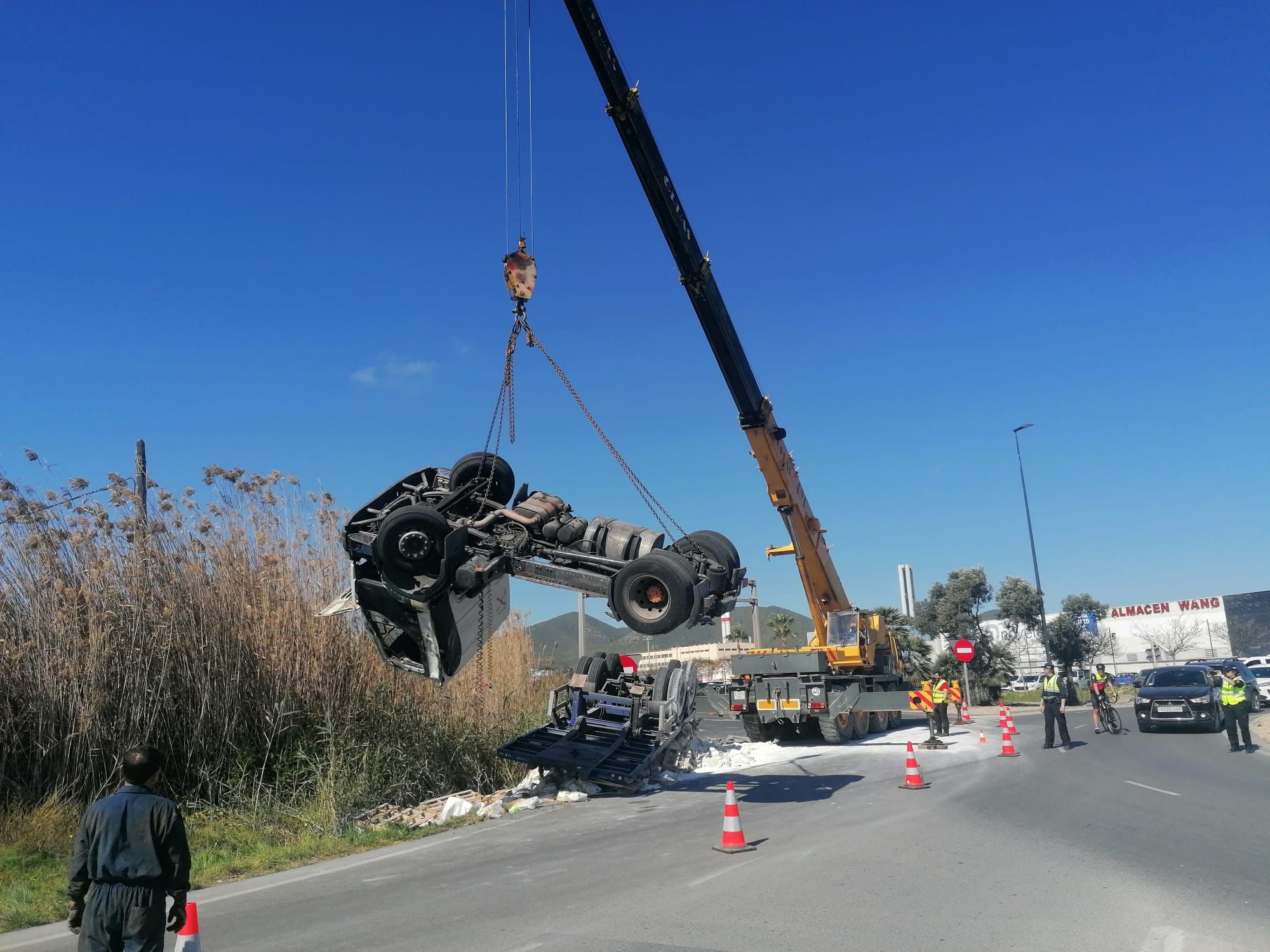 Galería de imágenes del accidente de un camión pesado volcado en la rotonda de los podencos de Ibiza