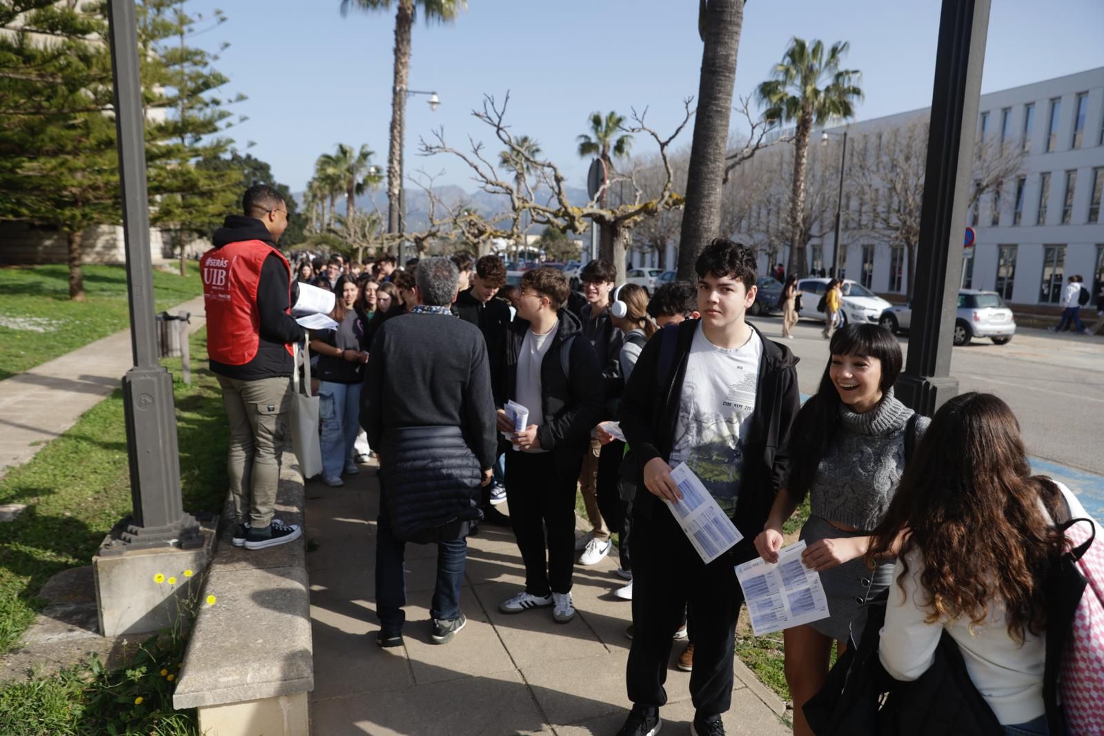 Los futuros universitarios resuelven sus dudas en la jornada de puertas abiertas de la UIB