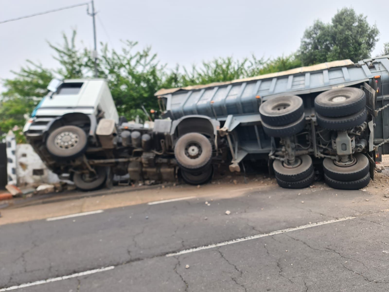 Un camión vuelca y aplasta a un todoterreno en Tenerife