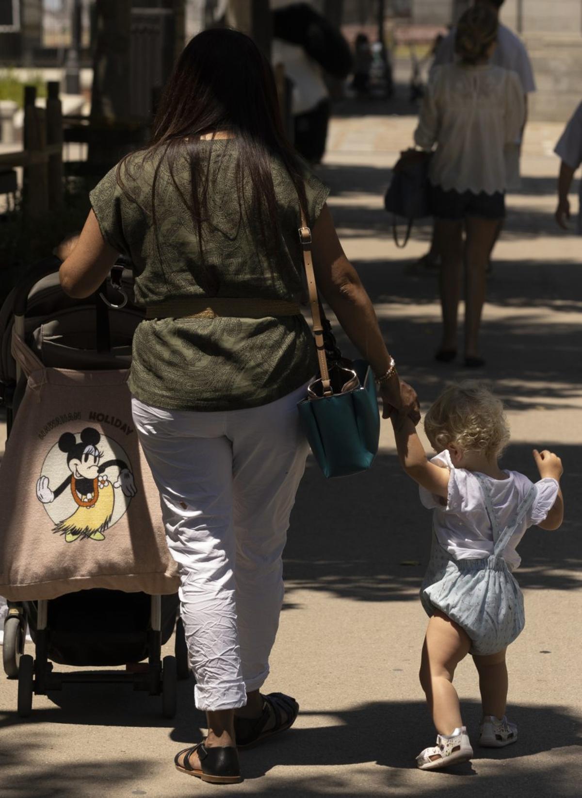 Una familia monoparental, durante un paseo.  | E. P.