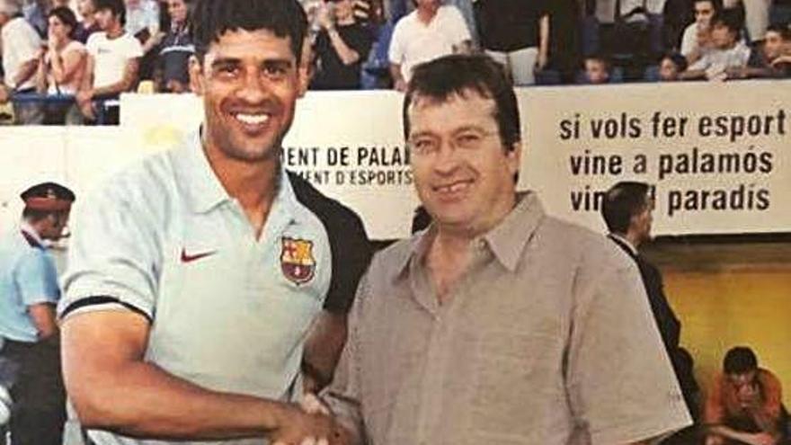 L&#039;extènic del Palamós Juli Torrent, amb Rijkaard i Messi al fons en el Palamós-Barça del 2004.