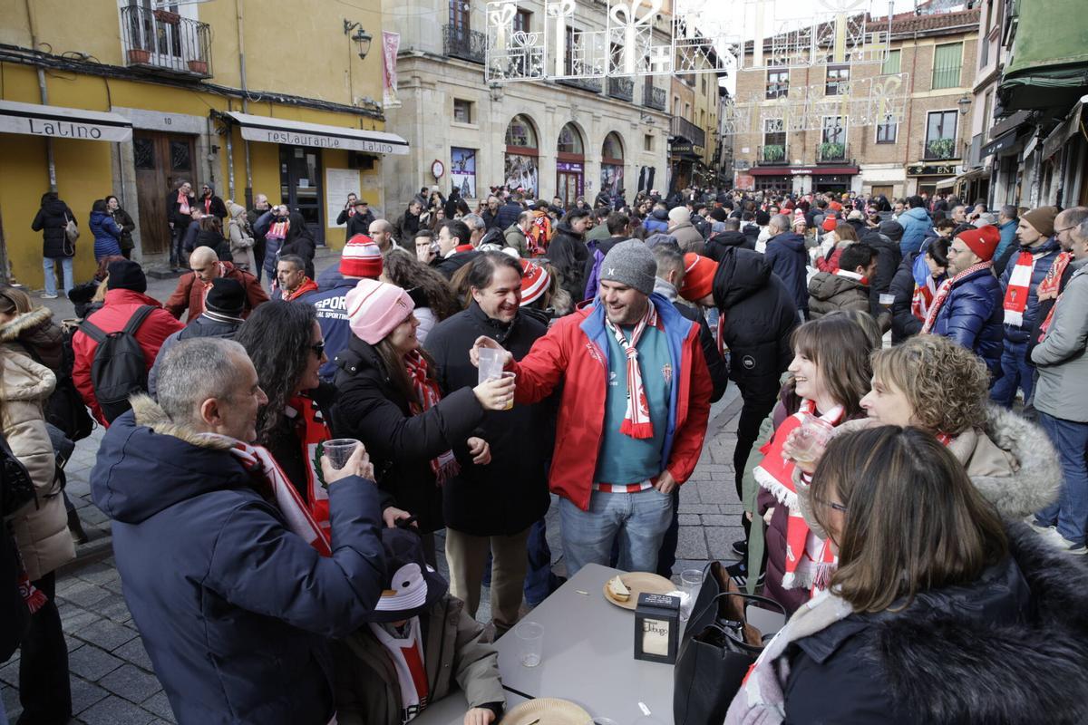La Mareona invade León ates del partido del Sporting