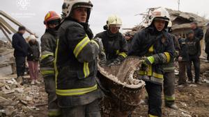 Miembros del Servicio de Emergencia en la región de Lviv cargando el cuerpo de un hombre después de un ataque con misiles rusos