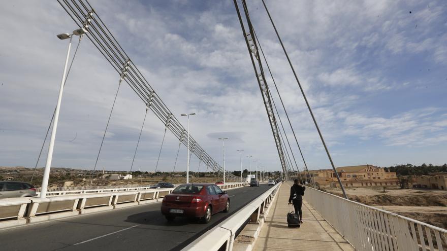 El PSOE acusa al PP de despreocuparse del socavón junto al Pont del Bimil.lenari en Elche