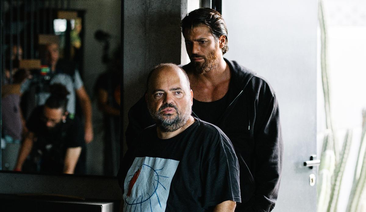 Can Yaman tras uno de los directores de la serie, Alberto Ruiz Rojo, durante el rodaje en la antigua fábrica de tabacos.