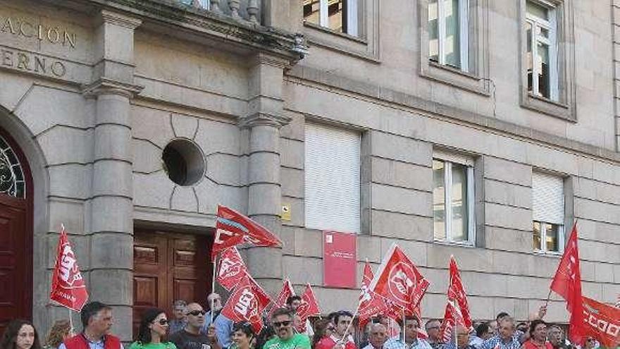 Los manifestantes ayer ante la Sudelegación del Gobierno. // I.Osorio